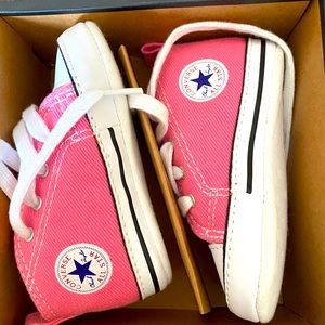 💕Infants CONVERSE size 3 💕